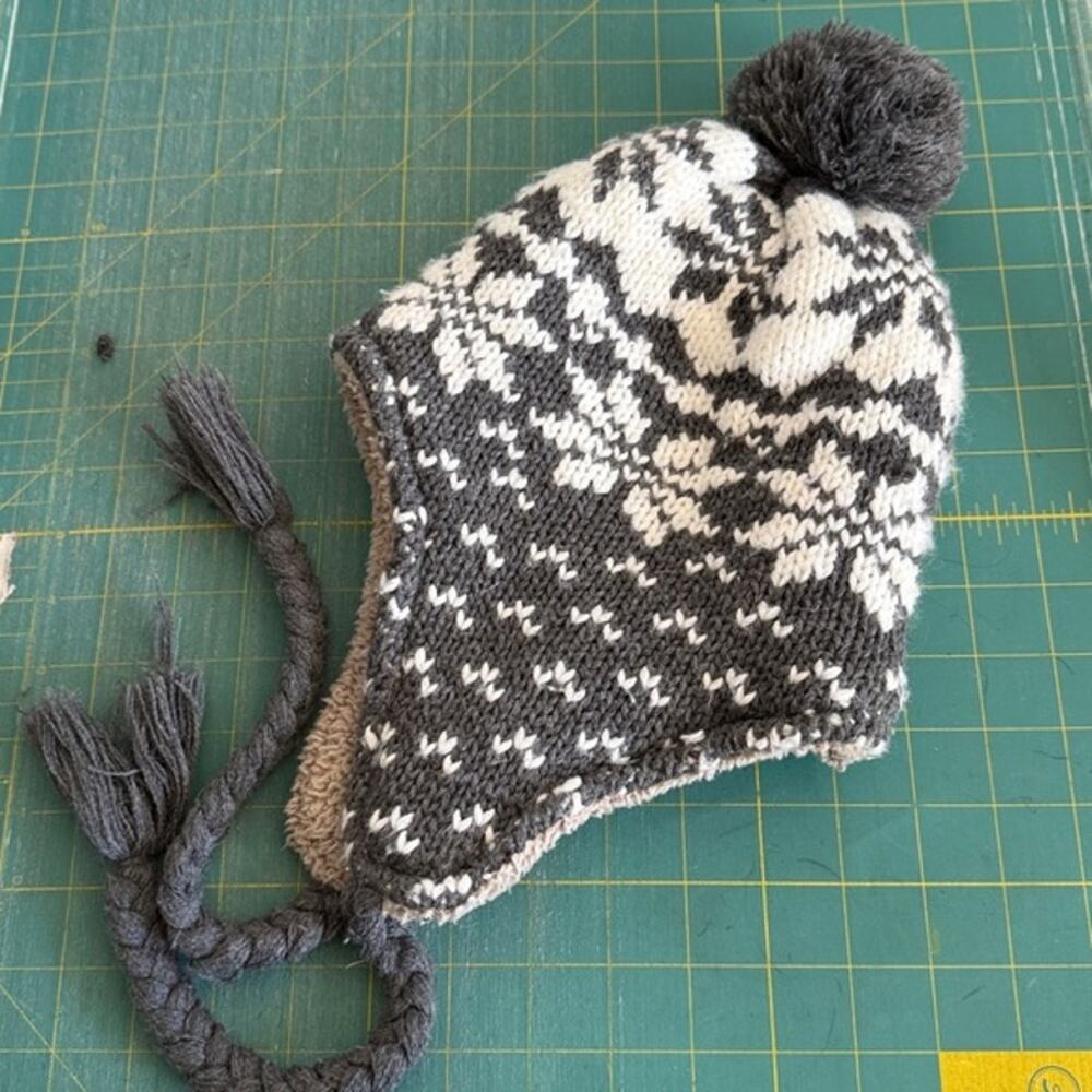 Una Talla Beanie Hat Cap Flaps Gray White Snowflake Lined One Size